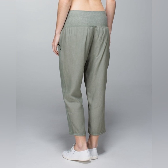 Lululemon Post  Power Crop
Earl Grey / Heathered Earl Grey - Picture 4 of 10